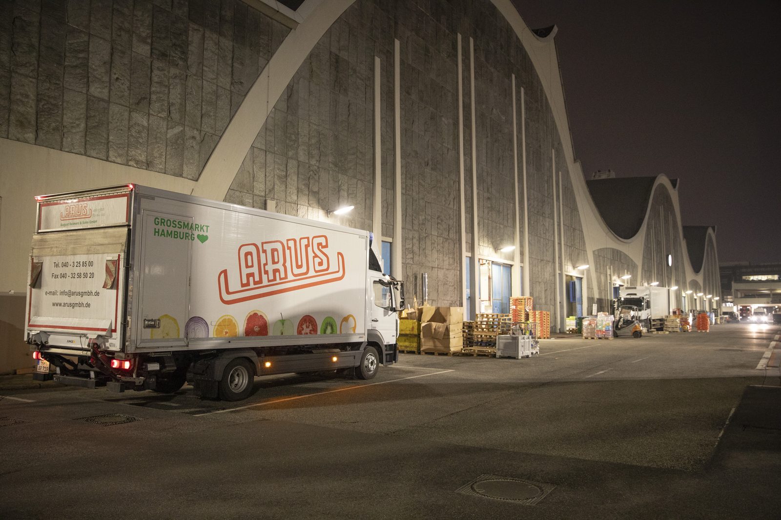 ARUS LKW nachts am Hamburger Großmarkt